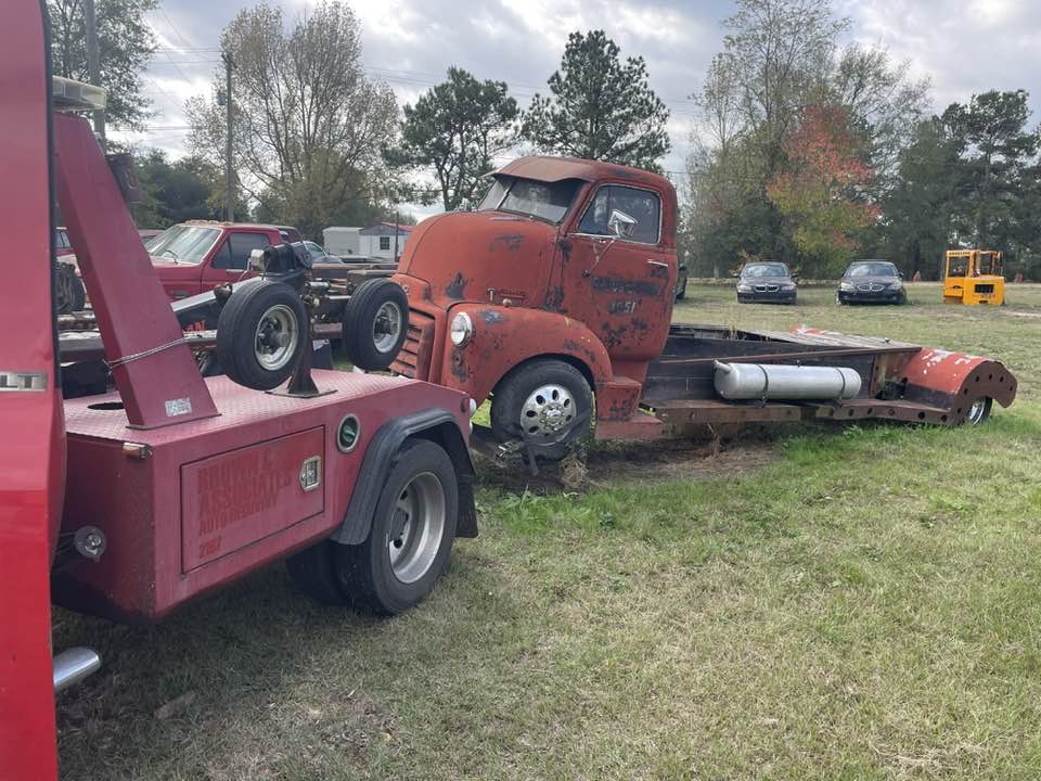 Tow truck with recovery gear
